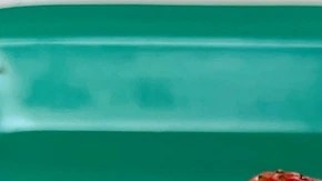 Plato blanco con merengón colombiano, decorado con fresas y melocotones