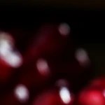 Tarro de vidrio con mermelada de granada decorado con frutas de granada