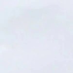 Plato de pasta turca decorado con menta sobre una mesa de mármol