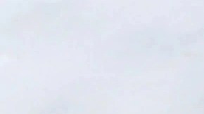 Plato de pasta turca decorado con menta sobre una mesa de mármol