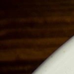 Pedazos de repollo al horno sobre una bandeja blanca