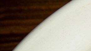 Pedazos de repollo al horno sobre una bandeja blanca