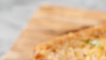 sándwich de atún con huevo fundido