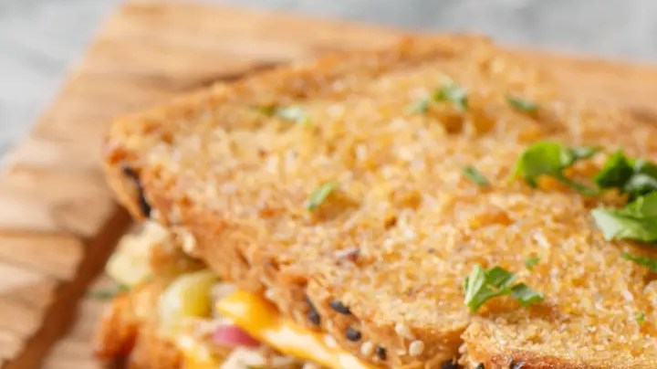 sándwich de atún con huevo fundido