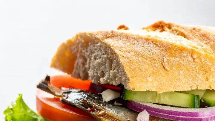 sandwich de sardina con aguacate