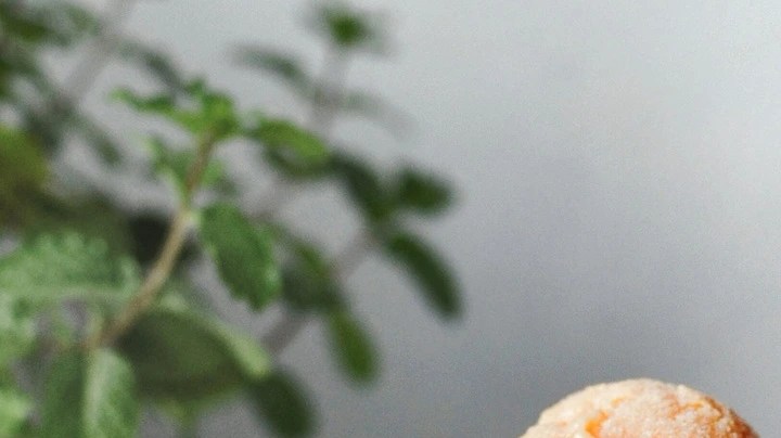 Bolas de sorbete de papaya en una copa de cristal decorado con mentas