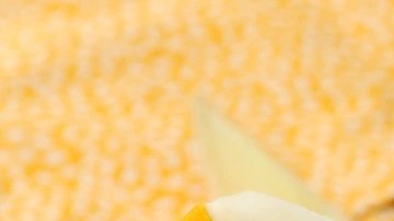 Una copa con dos bolas de sorbete de pera decorado con menta