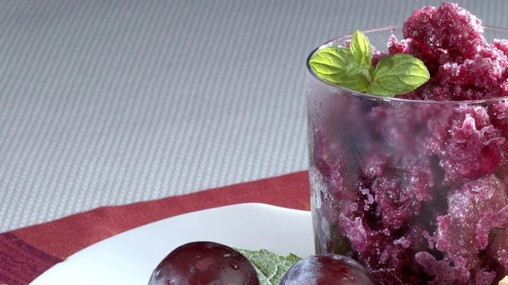 Sorbete de uva casero servido en vaso de cristal, con uvas frescas y galletas artesanales