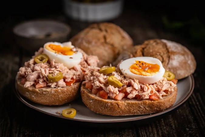 tostada de atún en pan integral redondo con huevo y tomate