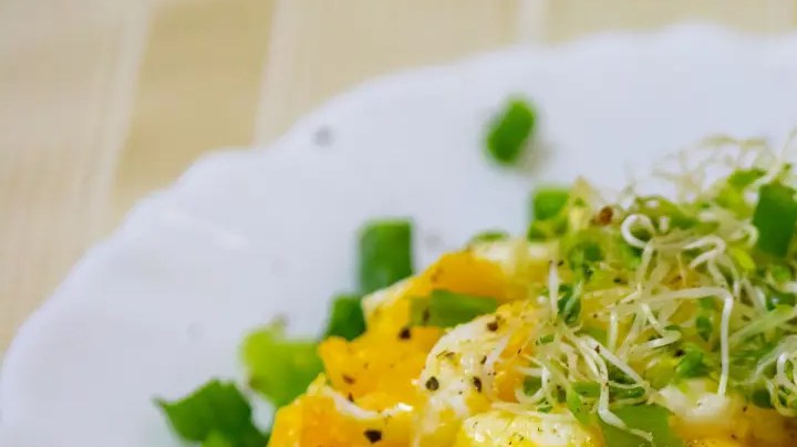 tostada de huevo con alfalfa
