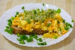 tostada de huevo con alfalfa