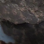 Pedazos de turrón de trufa, sobre una mesa de madera con frutos secos