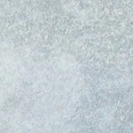 Arroz al cilantro en un plato de cerámica sobre una mesa decorada