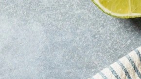 Arroz al cilantro en un plato de cerámica sobre una mesa decorada