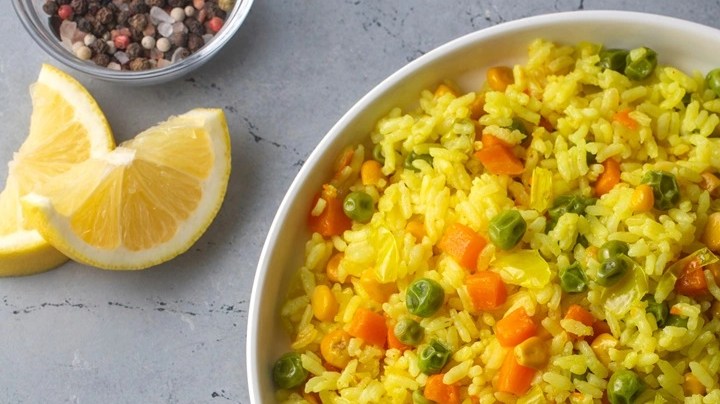 Arroz con zanahoria, maíz y guisantes