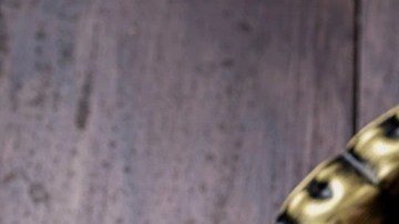 Varias piezas de Balushahi sobre una bandeja decorativa