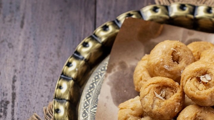 Varias piezas de Balushahi sobre una bandeja decorativa