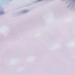 Buñuelos de banana sobre un recipiente de vidrio