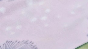 Buñuelos de banana sobre un recipiente de vidrio