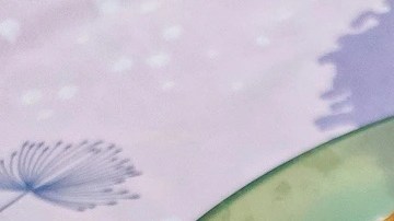 Buñuelos de banana sobre un recipiente de vidrio