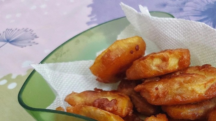Buñuelos de banana sobre un recipiente de vidrio