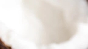 Pedazo de cheesecake de coco sobre un plato de cerámica