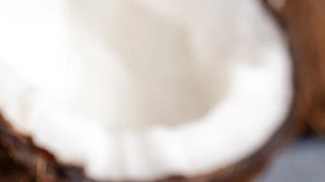 Pedazo de cheesecake de coco sobre un plato de cerámica