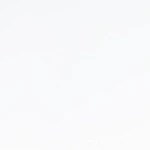 Plato blanco de ladoo frito sobre un fondo blanco