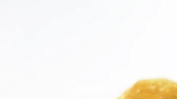 Plato blanco de ladoo frito sobre un fondo blanco