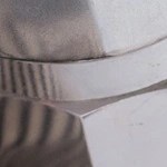 Palmera de chocolate negro sobre un plato blanco