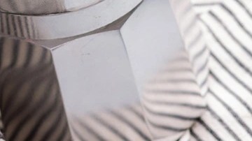 Palmera de chocolate negro sobre un plato blanco