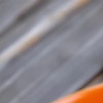 Pancakes de naranja y limón sobre un plato blanco con gajos de naranja decorados