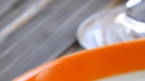 Pancakes de naranja y limón sobre un plato blanco con gajos de naranja decorados