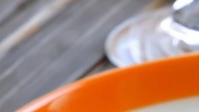 Pancakes de naranja y limón sobre un plato blanco con gajos de naranja decorados