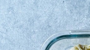 Paté de alcachofas con limón en un recipiente de vidrio junto a dos tostadas de pan