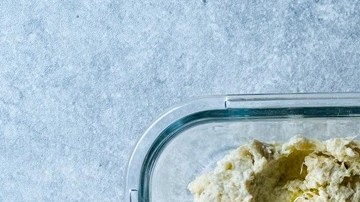 Paté de alcachofas con limón en un recipiente de vidrio junto a dos tostadas de pan