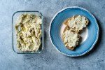 Paté de alcachofas con limón en un recipiente de vidrio junto a dos tostadas de pan