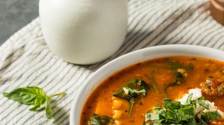 Plato con sopa de lasaña