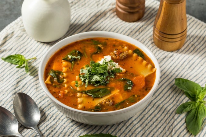 Plato con sopa de lasaña
