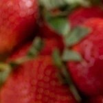 Copa de vidrio con un rico sorbete de fresa al champán