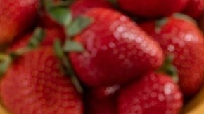 Copa de vidrio con un rico sorbete de fresa al champán