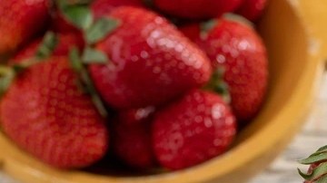 Copa de vidrio con un rico sorbete de fresa al champán