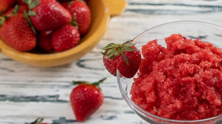 Copa de vidrio con un rico sorbete de fresa al champán