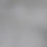 Dos vasos de cristal con sorbete de mezcal y lima decorados con rodajas de limón