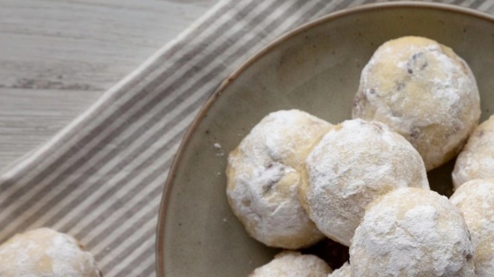 Plato gris con galletas besitos de nuez