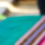 Caldo sobre una plato hondo color blanco y un mantel de colores