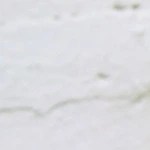 Vaso de cheesecake tea, la bebida decorada con chocolate sobre un fondo blanco