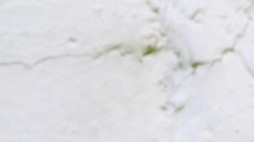 Vaso de cheesecake tea, la bebida decorada con chocolate sobre un fondo blanco