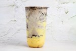 Vaso de cheesecake tea, la bebida decorada con chocolate sobre un fondo blanco