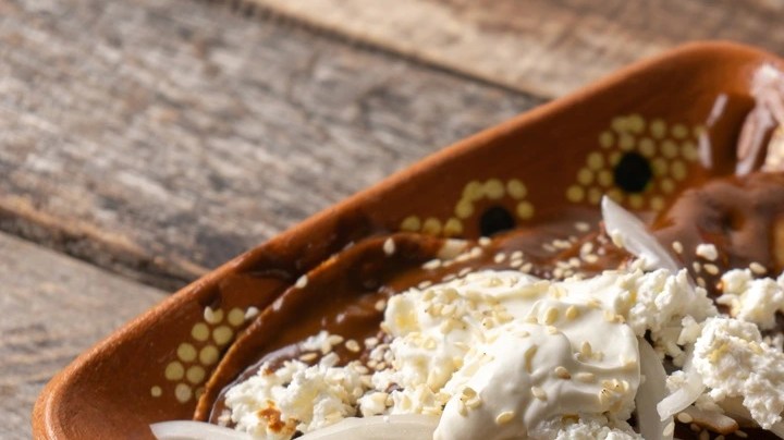 Enmoladas de pavo con queso en un tazón